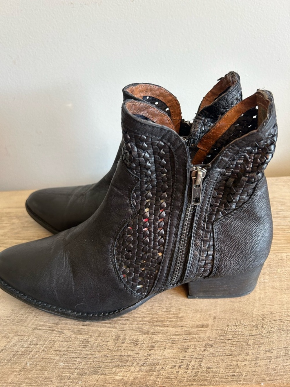 Seychelles Black  Woven cutout leather ankle bootie Size 9 Boho Western Classic - Picture 4 of 9